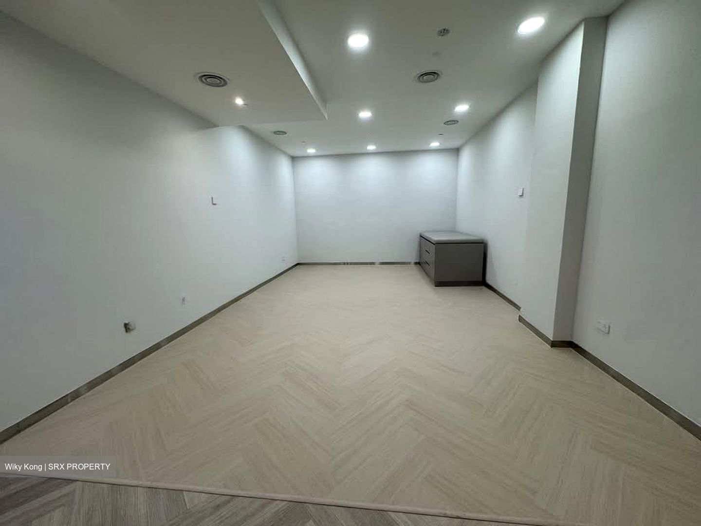 Lucky Plaza (D9), Retail #584857901